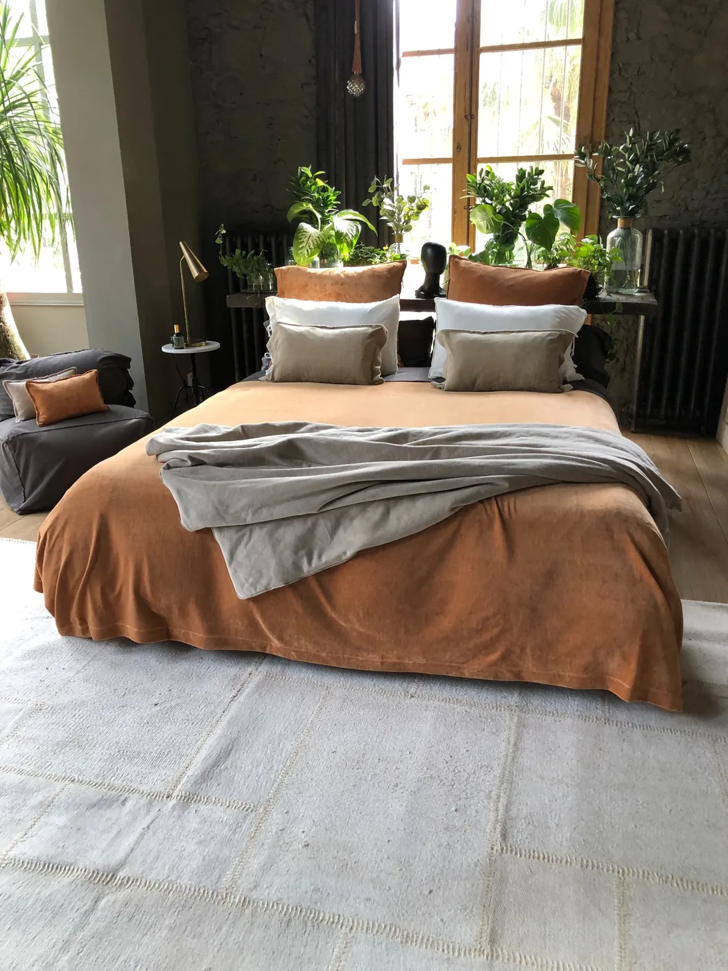 Cama BeKume con tonos cálidos