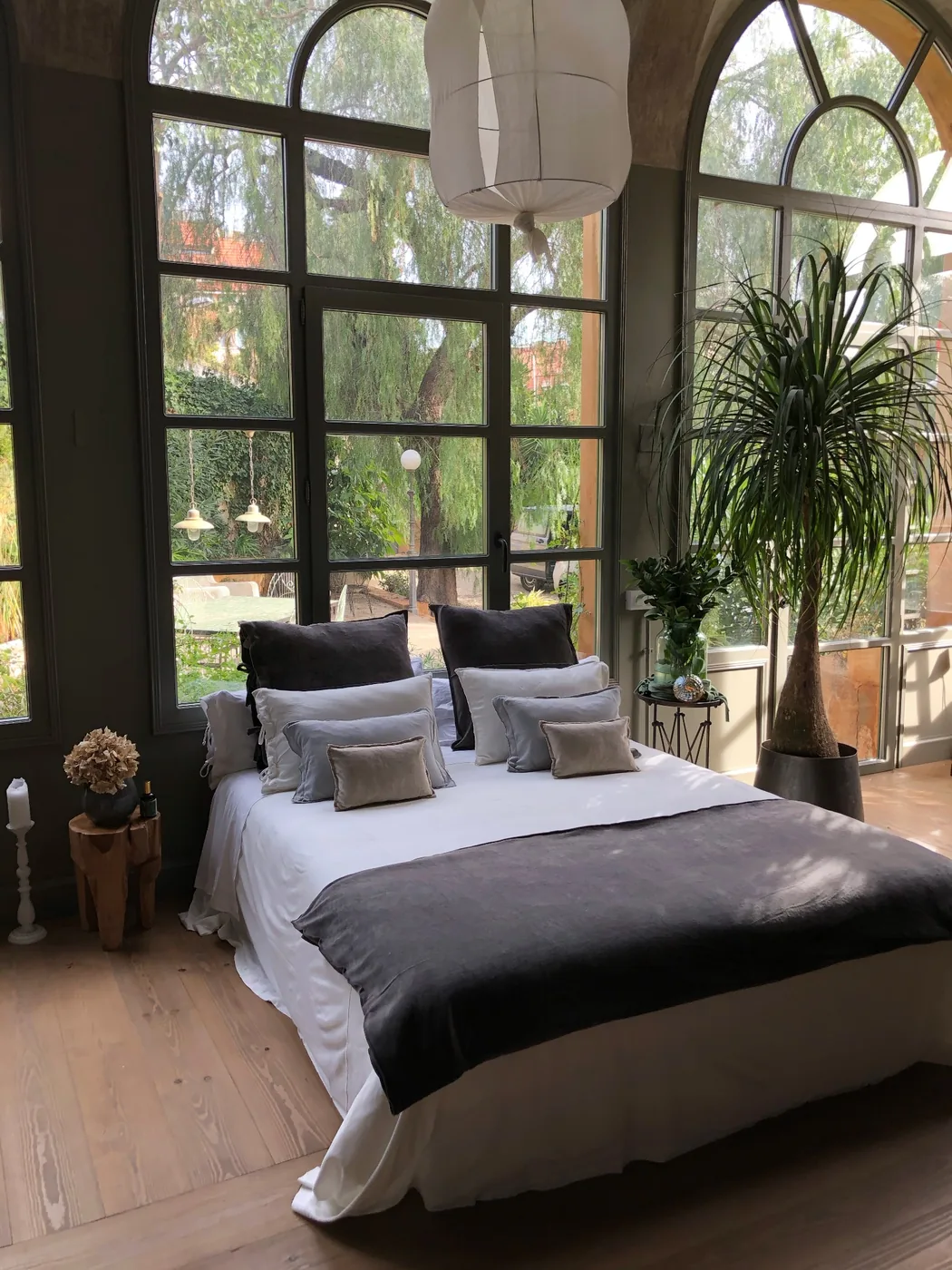 Cama BeKume junto a ventanales